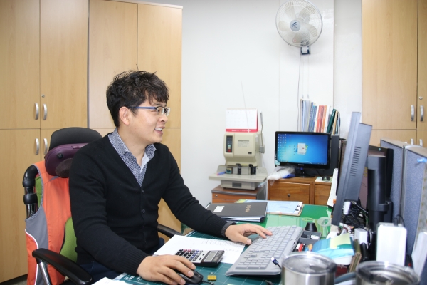 박승현 과장은 광주 서구지역자활센터에서 8년째 일하고 있다. 그는 인터뷰 내내 웃는 얼굴로 상대를 대했다. 