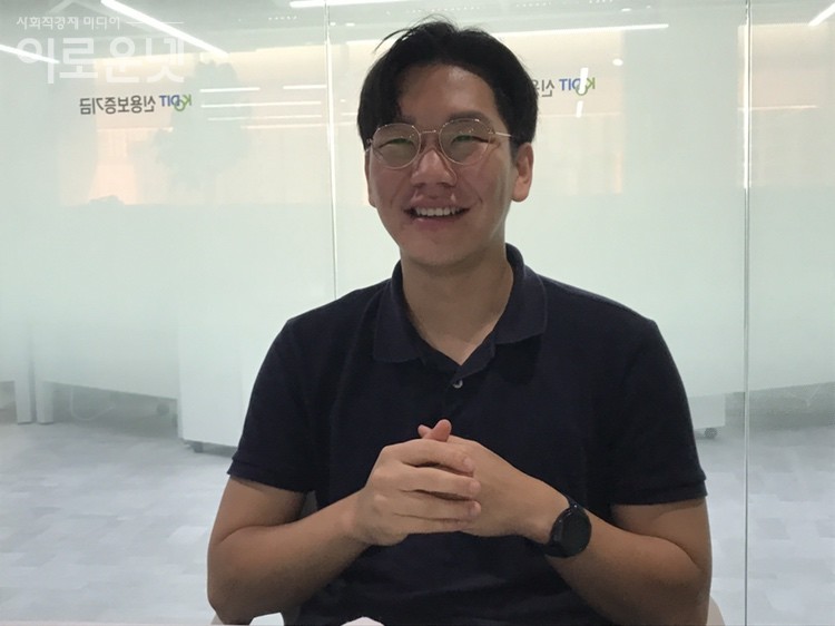 ​장윤석 학생독립만세 대표가 사업 모델을 설명하고 있다.