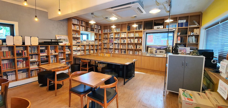 청년카페문간은 청년들이 편하게 공부하고 책을 보며 휴식할 수 있는 공간으로 외부 음료 반입도 가능하다. 