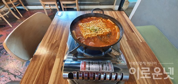 푸짐한 김치찌개(두부+돼지고기)에 공깃밥은 무한 리필이 기본 메뉴로 3000원