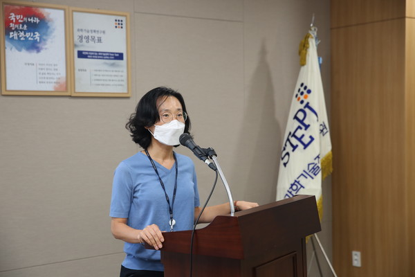 성지은 STEPI 연구위원이 발표를 통해 일본 히타치 사례를 소개하고 있다./사진제공=과학기술정책연구원