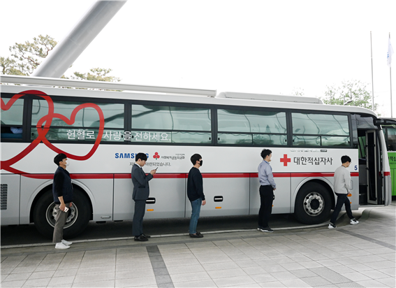 한국철도공사 임직원들이 헌혈하기 위해 기다리고 있다. 사진=한국철도공사