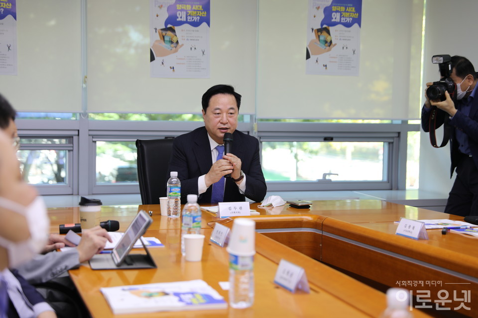 김두관 더불어민주당 의원이 5일 열린 '양극화 시대, 왜 기본자산인가?' 토론회에서 개회사를 하고 있다.