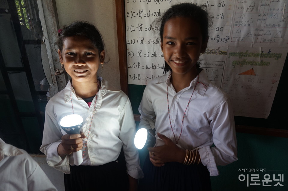 태양광 설비로 빛을 선물받은 학생들. 학생들은 쏠라 에너지로 전기를 사용할 수 있어서 흐린날이나 비오는 날 등 특히 어두운 날씨에 전등을 켜고 공부를 이어갈 수 있게 됐다.