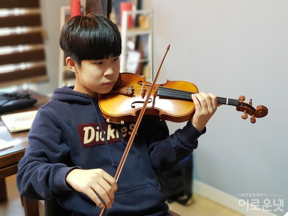 바이올린을 잘 켜는 주영이는 서울시 유스 오케스트라 단원으로 활동하고 있다.