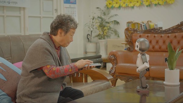 교육용 로봇 ‘리쿠’를 활용한 스마트폰 학습 모습./사진제공=서울시