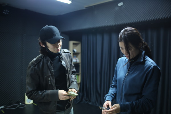 연극 ‘블루스크린’에 출연하는 배우 이홍재(왼쪽)과 우연서가 연습하는 모습./사진제공=문화창작집단 ‘날’