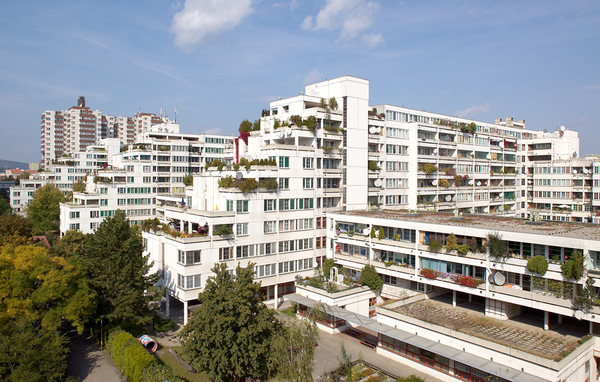 1970년대에 지어진 현대 건축양식의 사회주택 '암 쇠프베르크 29(Am Schöpfwerk 29).' 암 쇠프베르크역 인근에 있다. 사진=비너보넨(Stadt Wien - Wiener Wohnen)