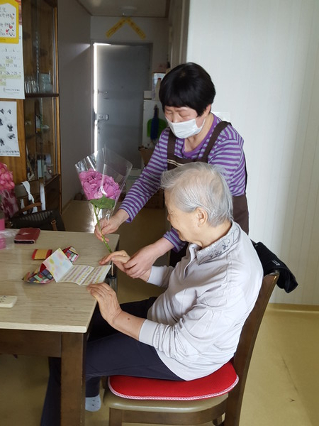 지난 4일 사회적협동조합 인사랑케어 직원이 용산구에 소재한 노인의 집에 방문해 돌봄서비스를 제공하고 있다./사진=인사랑케어
