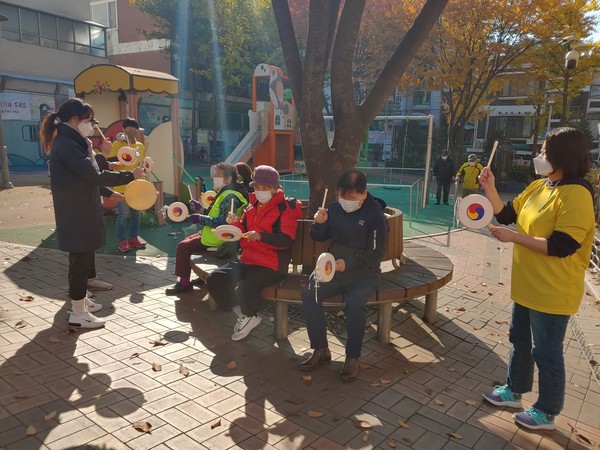 다래마을 놀이터에서 테라페이아협동조합의 소고춤사위를 보여주고 있다