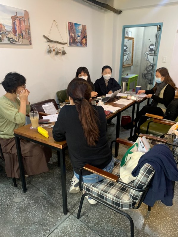 관악산 휴먼시아 1·2단지 주민들이 모여 온라인 카페 개설을 위한 회의를 진행했다.