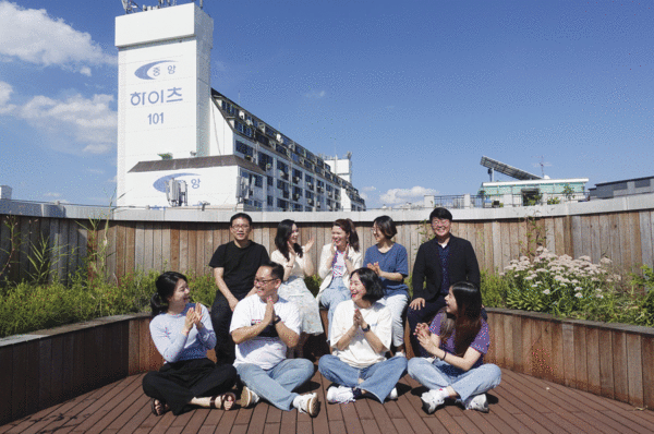 생각실험 사회적협동조합 김한주 대표(아래 왼쪽에서 두번째)와 구성원들./사진제공=생각실험사협