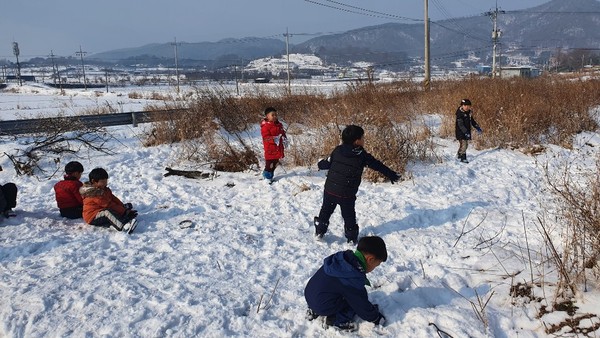 ‘햇살가득 어린이집’ 아이들은 눈이 오나, 비가 오나, 나가서 논다/ 사진=사회적협동조합 살림