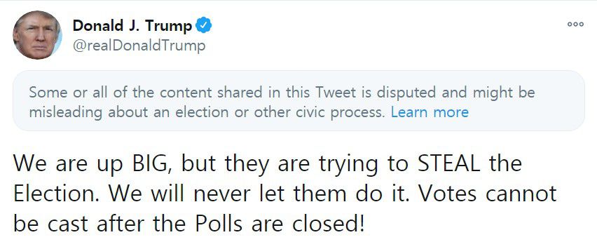 트럼프 전 대통령은 지난해 11월 4일, 대선 개표가 진행되던 중에 트위터에 “우리가 크게 이겼다. 그러나 그들(민주당)이 선거를 훔치려 하고 있다. 우리는 그들이 그렇게 하도록 두지 않을 것이다”라는 글을 올렸다. 당시 트위터측은 해당 트윗을 경고문을 띄우며 가림처리했다./출처=트위터