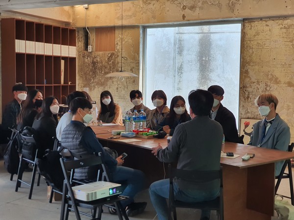 사회적경제청년공감기획단1기가 사회적경제교육을 듣고 있다. / 사진제공: 인천시사회적경제지원센터