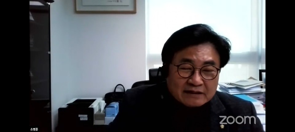 소병훈 더불어민주당 의원이 토론회 환영사를 하고 있다./기본소득당 유튜브 캡처