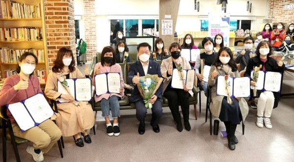 지난 15일 열린 '사회적경제·공정무역 활동가 양성교육 수료식'에 참석한 박승원 광명시장(가운데)과 수료생들./출처=광명시