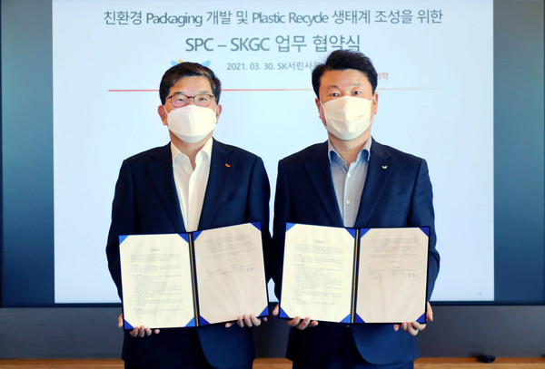 나경수 SK종합화학 사장(왼쪽)과 김창대 SPC팩 대표가 30일 친환경 패키징 공동 개발을 위한 업무협약을 체결했다./출처=SK이노베이션