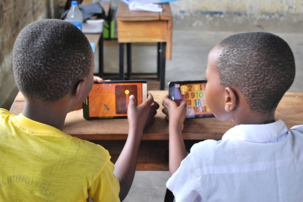 ​에누마가 개발한 교육 애플리케이션 '킷킷스쿨'을 활용해 공부하는 탄자니아 어린이들./출처=KOICA