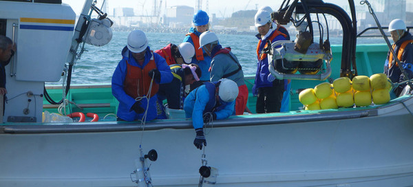 국제원자력기구(IAEA) 해양 전문가들과 일본 과학자들이 후쿠시마 제1원전 인근 해안에서 바다물 샘플을 채취하고 있다.사진=UN News(IAEA/Petr Pavlicek)