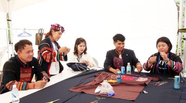 지난 2019년 5월 공정무역페스티벌. 아카족의 전통 수공예 체험에 시민들이 참여했다. /제공=공정무역인천광장