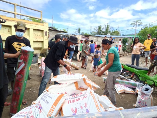 동티모르 홍수 피해 지역 대피소에 머무르는 이재민들에게 쌀을 전달하고 있다/출처=더프라미스