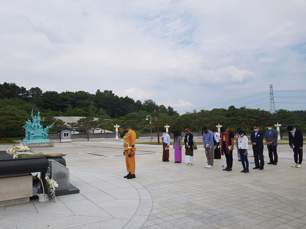 국립5·18민주묘지를 찾아 민주열사를 추모하고 있다./사진=윤미혜 기자