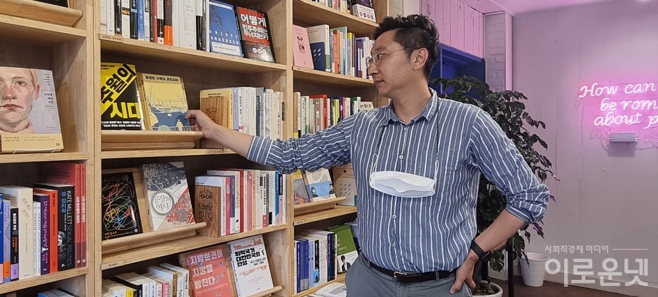양승훈 경남대 교수가 21일, 서울 마포구 소재 정치발전소에서 자신의 책 앞에서 포즈를 취하고 있다.