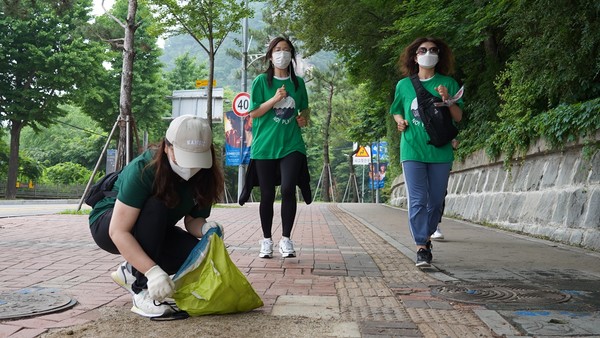 서울아이쿱생협 및 시민 소비자기후행동 활동가들이 지난 5일 환경의 날을 맞아 '그린워킹' 캠페인을 진행했다. / 출처=소비자기후행동