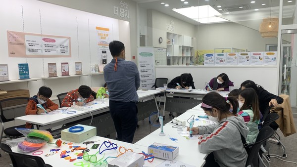 ICT융합 3D프린팅협동조합과 함께 아이들이 3D펜 체험을 하고있다. / 제공=인천상생유통지원센터 더담지 제공