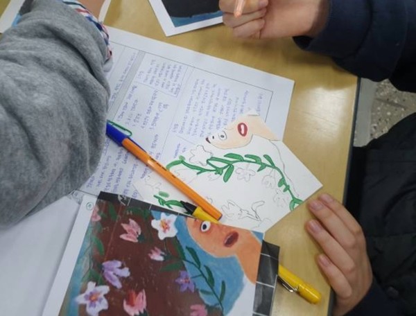 밑그림이 그려진 엽서에 색칠을 하는 학생들./출처=모해교육협동조합