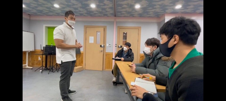 건강복지라이더 운영방안에 대해 회의하고 있는 생활체육지도사들./출처=궁동종합사회복지관 유튜브