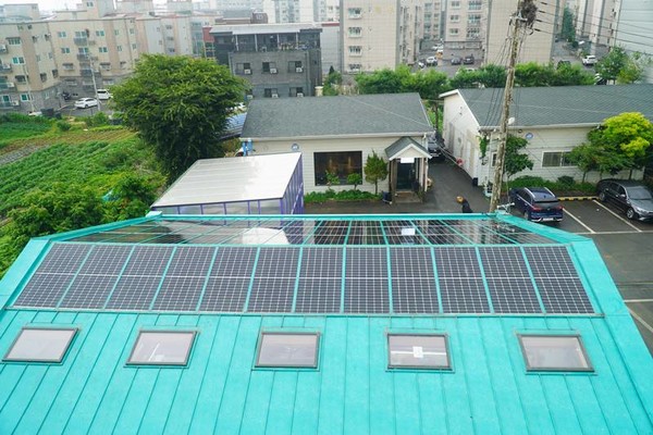 모어댄 생태공장 컨티뉴 제로투원의 삽입식 태양광 패널 시스템