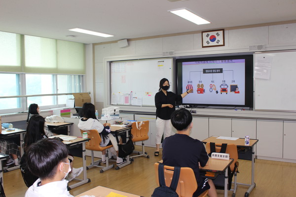 '찾아가는 사회적경제 교실' 수업이 지난 6일 세종시 부강면에 위치한 부강중학교에서 진행되고 있다./ 사진=박창호 기자