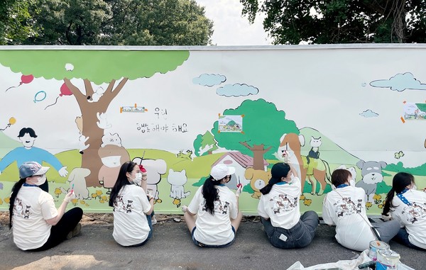 펫시민이 지난 6월 유기동물 보호소 벽화캠페인 '우린 행복해야 해요'를 진행했다. / 출처=펫시민