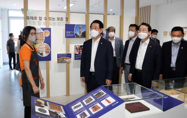 김영록 전남 지사(가운데)가 '목포 유달산 목재문화체험장'을 둘러 보고 있다. /제공=전남도청