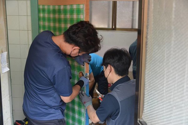 지난 8월 26일 거여동 김모 어르신(77) 집에 방문한 한국체육산업개발의 다나누리봉사단원들이 고장 난 문고리를 수리했다. / 출처=가온아이피엠