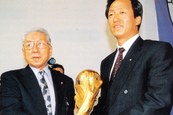 2002 한일월드컵 유치를 확정지은 1996년 여름은 한국축구의 결정적 순간이었다. 사진은 정몽준 당시 대한축구협회장과 나가누마 일본 축구협회장./출처=대한축구협회