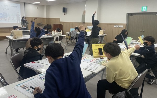 캠프에는 창원시 소재 사회적기업들이 동참했다. 창원대학교, 경남연구원이 강의하고 이든컴퍼니, 자유로이드림팩토리가 직업체험을 진행했다. 나누리, 마크 등은 교재 제작에 참여했다./제공=(주)미래가치교육연구소
