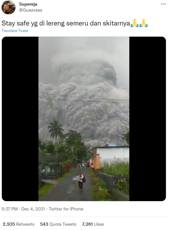 인도네시아 스메루산이 지난 4일 분화하면서 주민들이 대피하는 모습. /출처=트위터