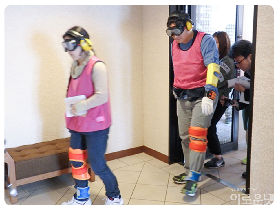 일본의 재난안전 실증실험 모습. 노인들이 실제 상황에서 대피할 때 어떤 어려움을 겪는지 체험해보기 위해 건강한 청년들이 거동을 불편하게 하는 장비를 착용한 상태로 걷고 있다.