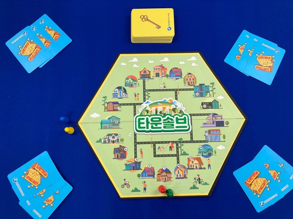 사회적경제 보드게임 '타운솔브', 게임 개발팀은 세종시 마을기업의 특징을 분석해 게임에 담았다. 보드게임을 통해 협동과 연대를 배울 수 있도록 설계되었다.