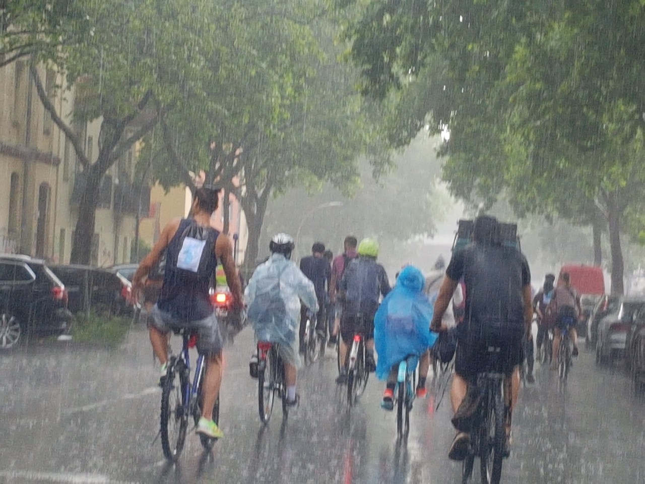 소나기 속에서도 자전거투어에 나선 시민들/출처=베를린 민족화해협력범국민협회의(민화협)