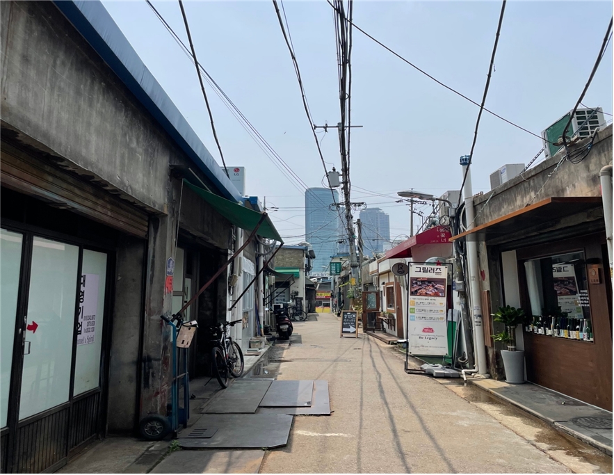 문래동 골목 모습. 카페와 술집 사이로 작은 공장과 가게들이 보인다./사진제공=서울시협동조합지원센터
