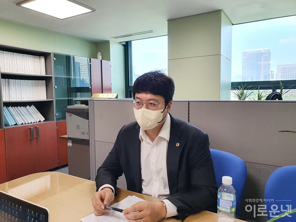 김동욱 의원은 "서울시 바로세우기의 기조에는 공감한다"면서도 "시민단체의 활동을 옥죄는 방향으로 흘러가지는 않았으면 한다"고 밝혔다.
