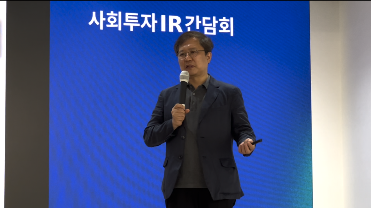 이종익 재단법인 한국사회투자 대표가 두번째 발제에 나서고 있다.