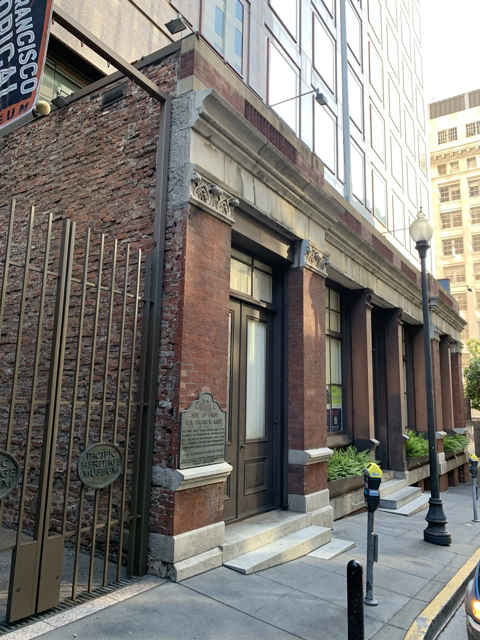 1854년 문을 연 최초의 샌프란시스코 조폐국 부지. 현재는 샌프란시스코 히스토리컬 소사이어티(San Francisco Historical Society)에서 박물관으로 사용하고 있다.