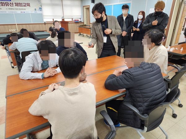 22일 대전맹학교에서 중학교에 재학중인 (시각장애인) 학생 15명을 대상을 문화재 교육이 진행됐다./사진=박미리 기자