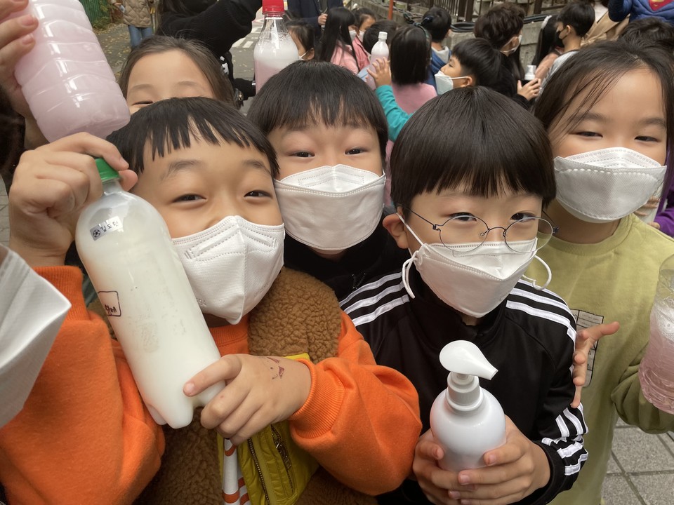 서울의 한 초등학교에서 지구자판기로 환경 교육을 진행한 모습./출처=지구자판기
