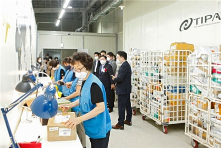 TIPA’s Product Authenticity Verification Center at Incheon Customs. According to the 2019 European Union Intellectual Property Office and the OECD report, 70% of the world's counterfeits are traded in small-sized packages such as postal and express cargo./source=TIPA